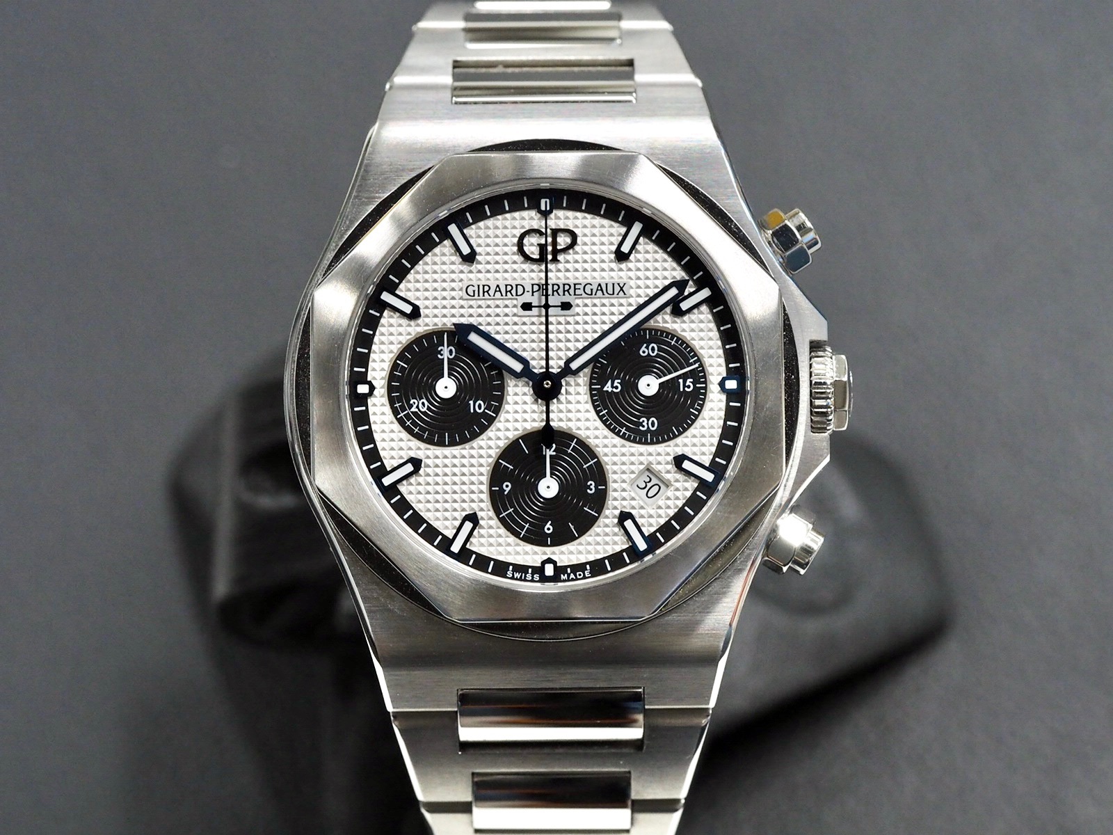 Girard-Perregaux Laureato Chrono Panda 2/2023