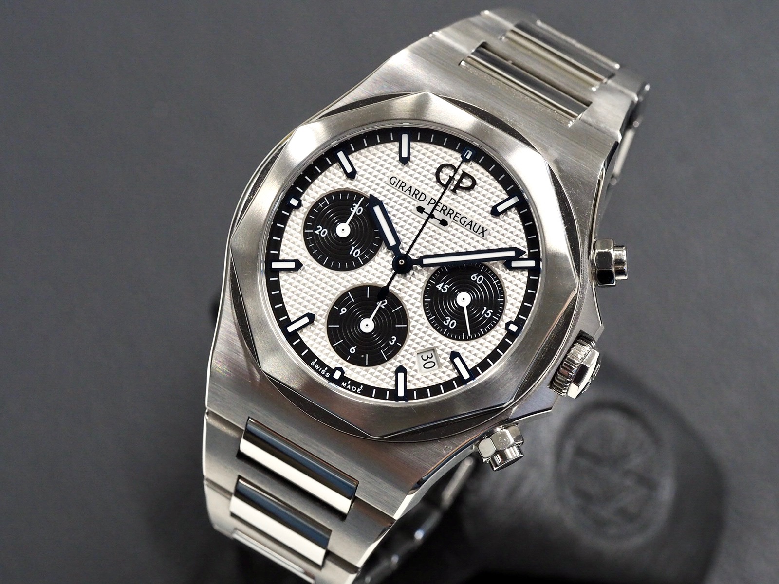 Girard-Perregaux Laureato Chrono Panda 2/2023