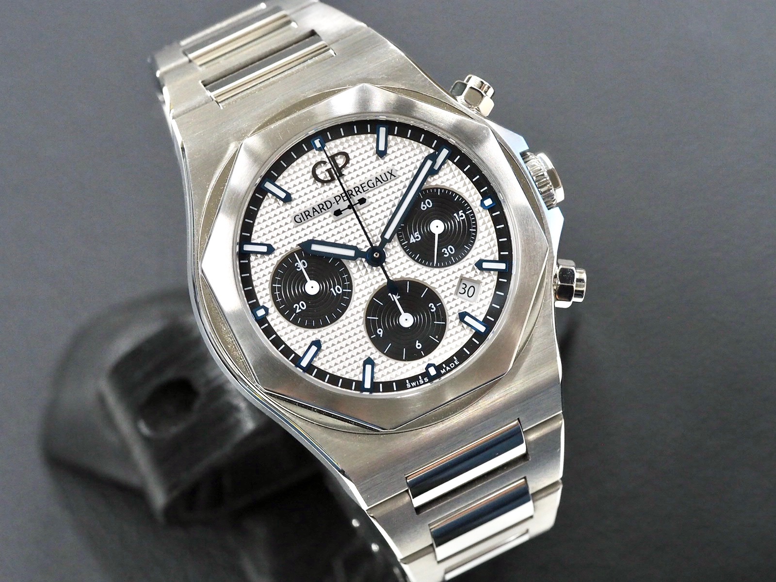 Girard-Perregaux Laureato Chrono Panda 2/2023