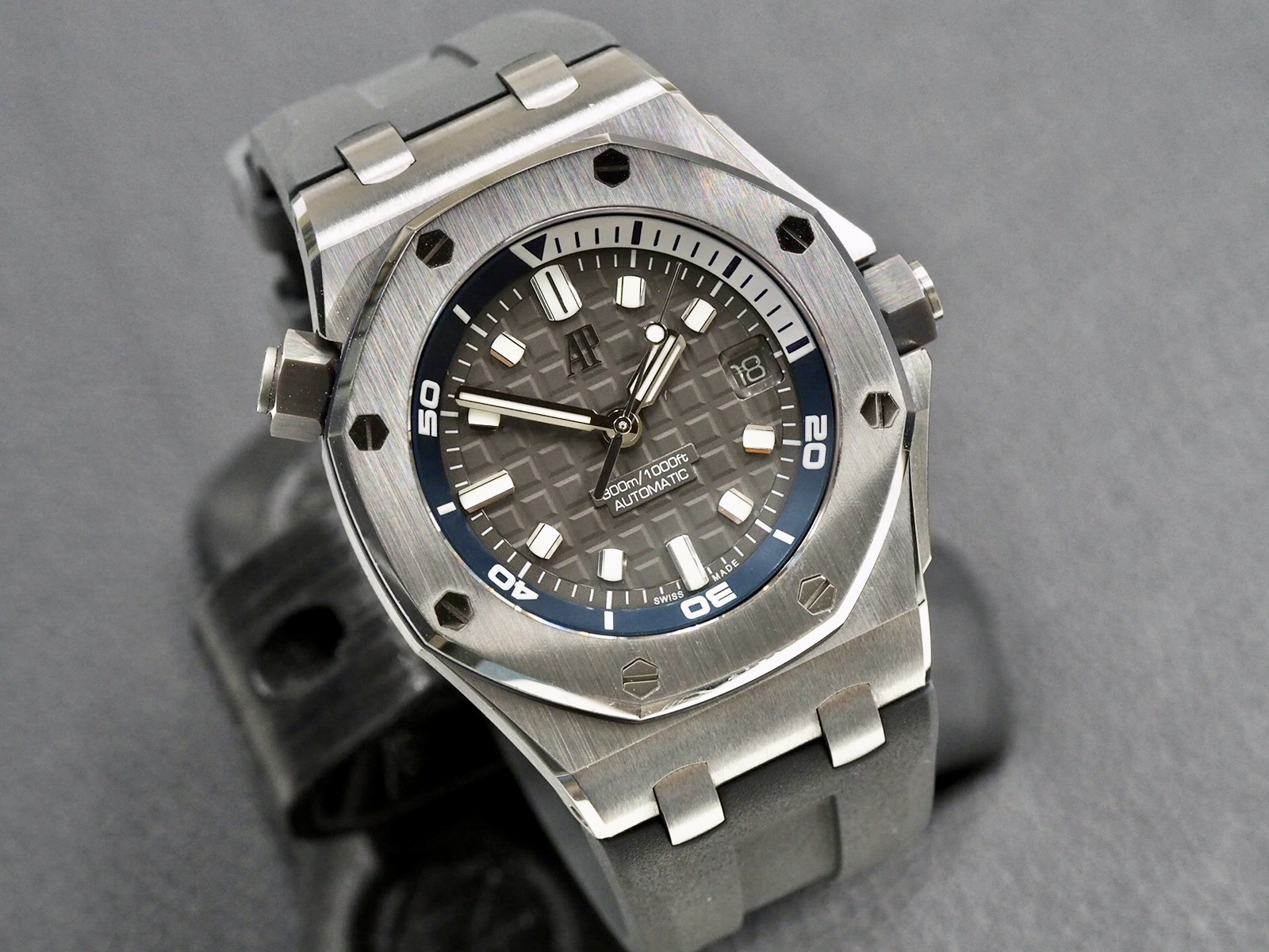 Audemars Piguet 15720st Royal Oak Offshore Diver - Image 3